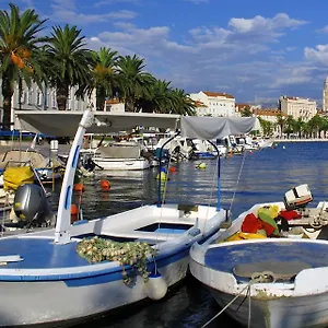 Aspalathos Centar - Center, A Few Minutes' Walking Distance To The Unesco Palace, Parking Lot In Front Of The Split
